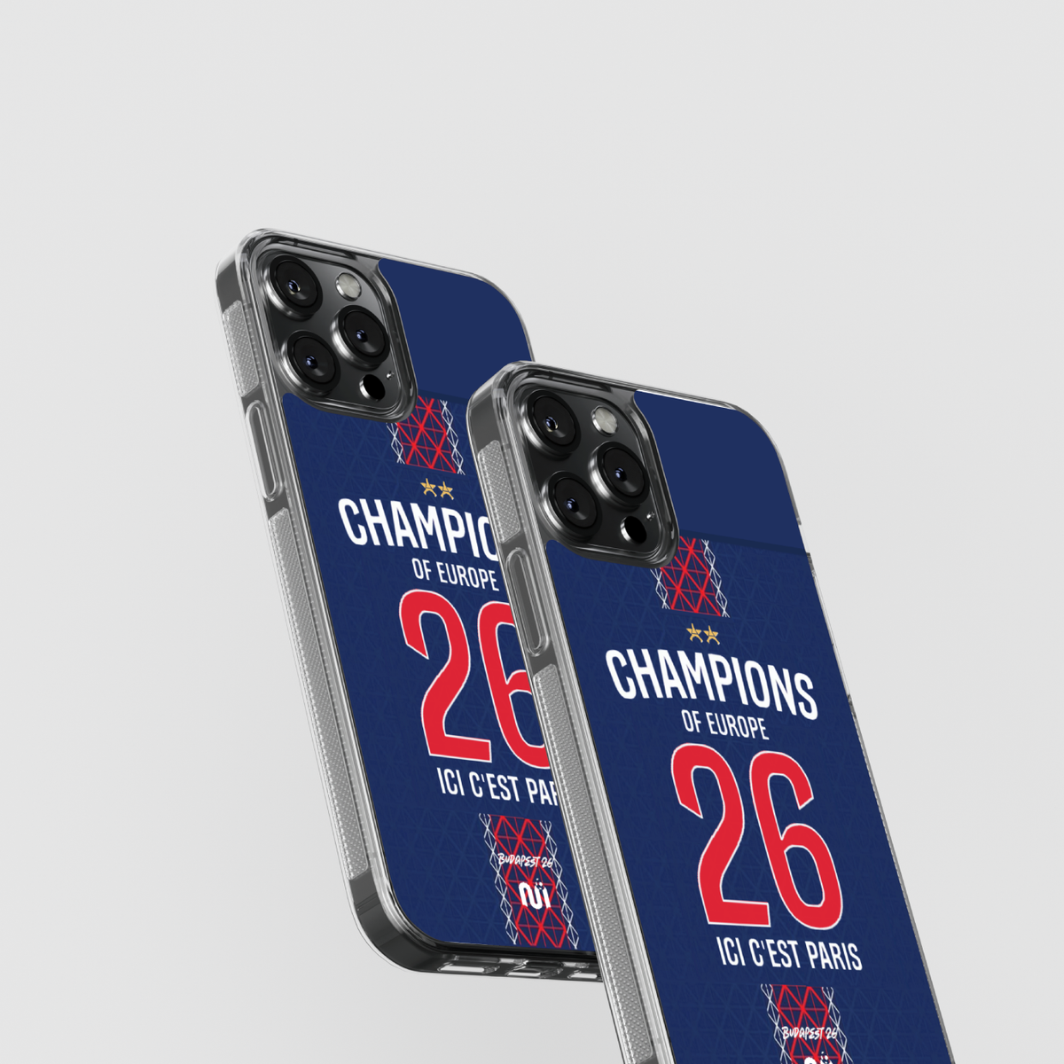 Deux téléphones avec la coque Paris Champions d’Europe 2026 domicile, vus de dos en biais.