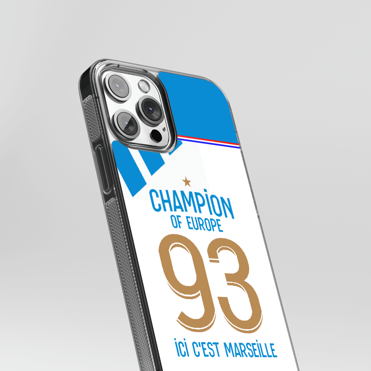 Coque Marseille Champion d’Europe 1993, gros plan en biais sur le motif blanc et bleu et les bords transparents.