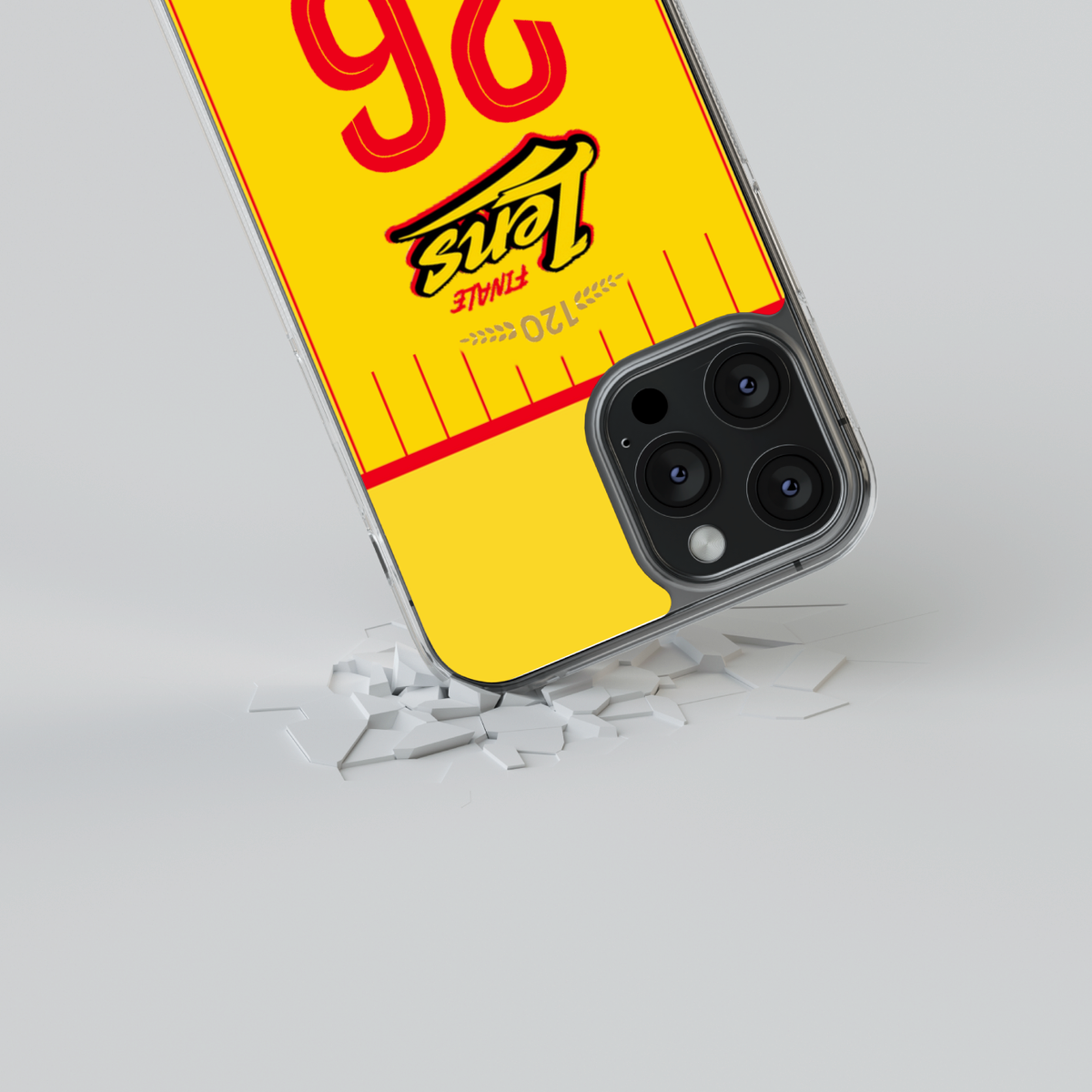 Coque Lens Finale 2026, mise en scène d’un impact sur un angle du téléphone.