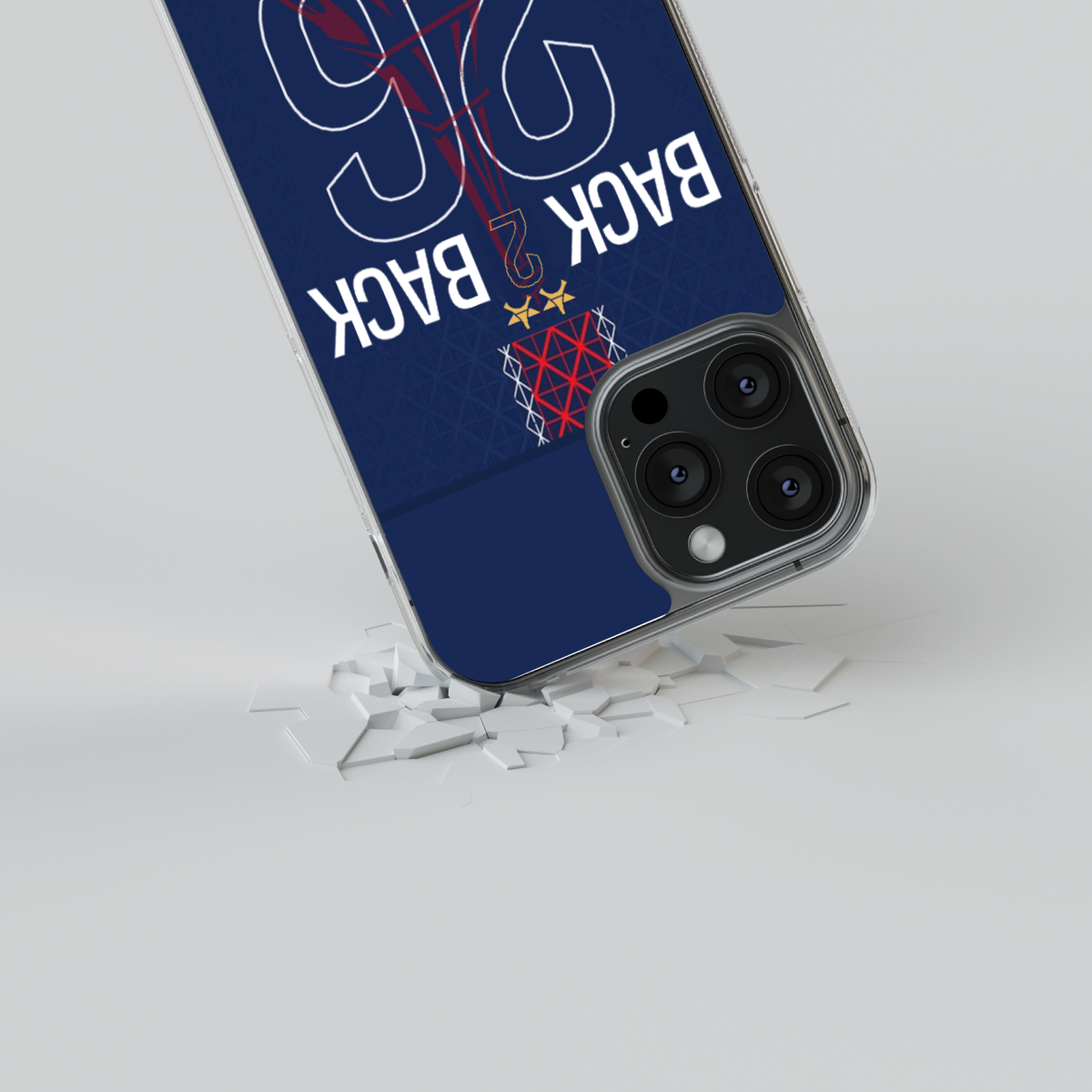 Coque Paris Back 2 Back 2026 sur un téléphone, mise en scène d’un impact sur un angle.