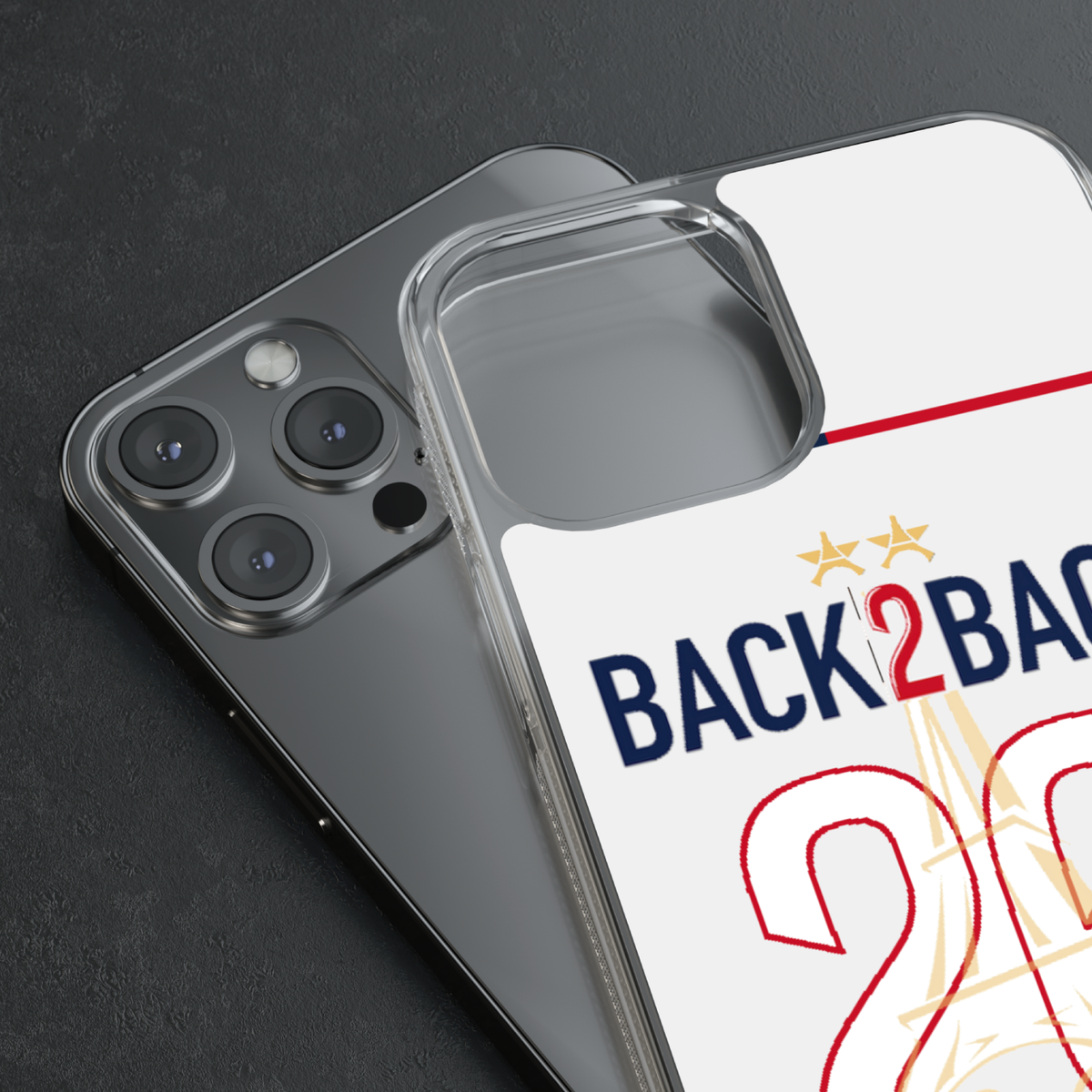 Coque Paris Back 2 Back Extérieur 2026, détail de la découpe de l’appareil photo et des deux étoiles dorées.