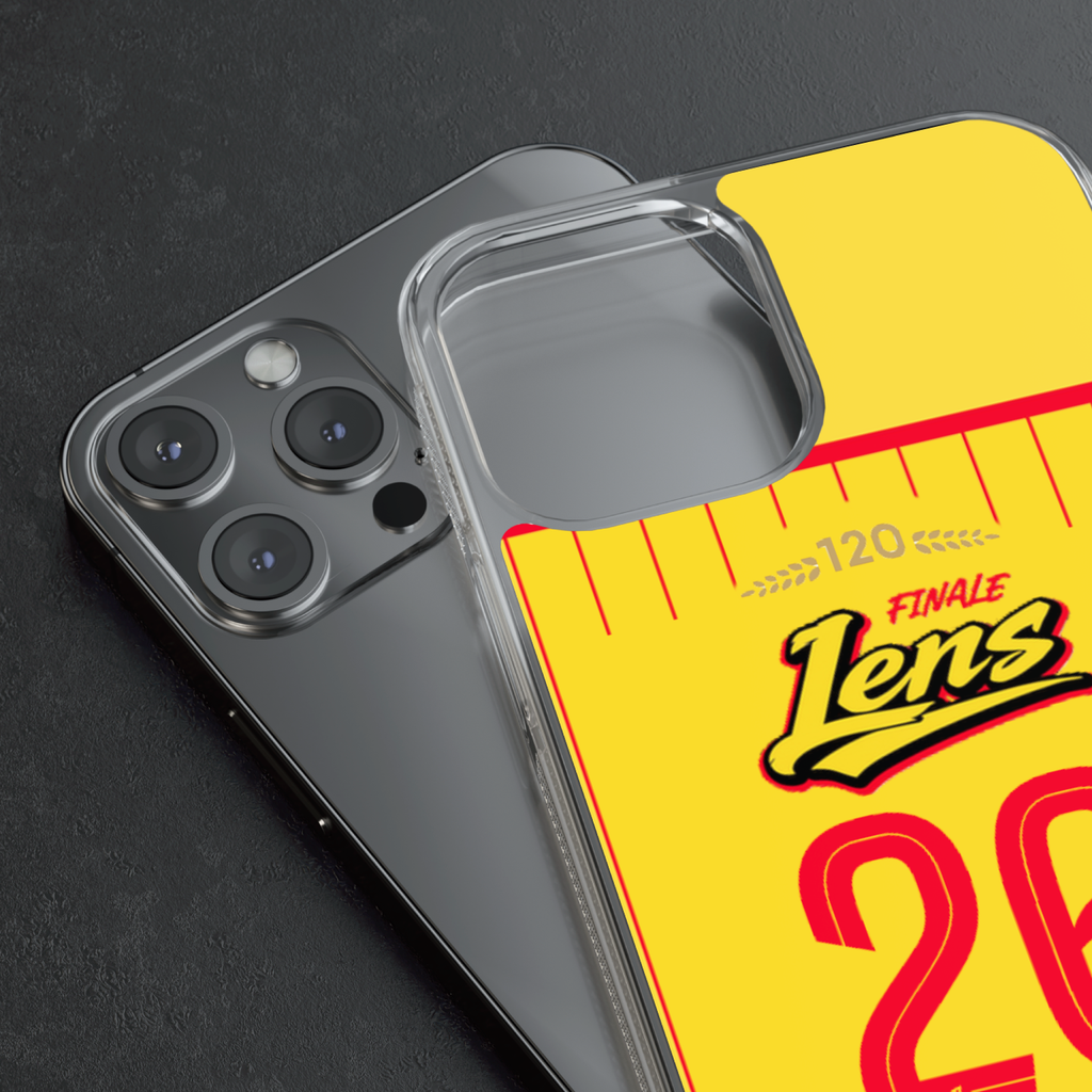Coque Lens Finale 2026, détail de la découpe de l’appareil photo et du motif jaune à rayures rouges.