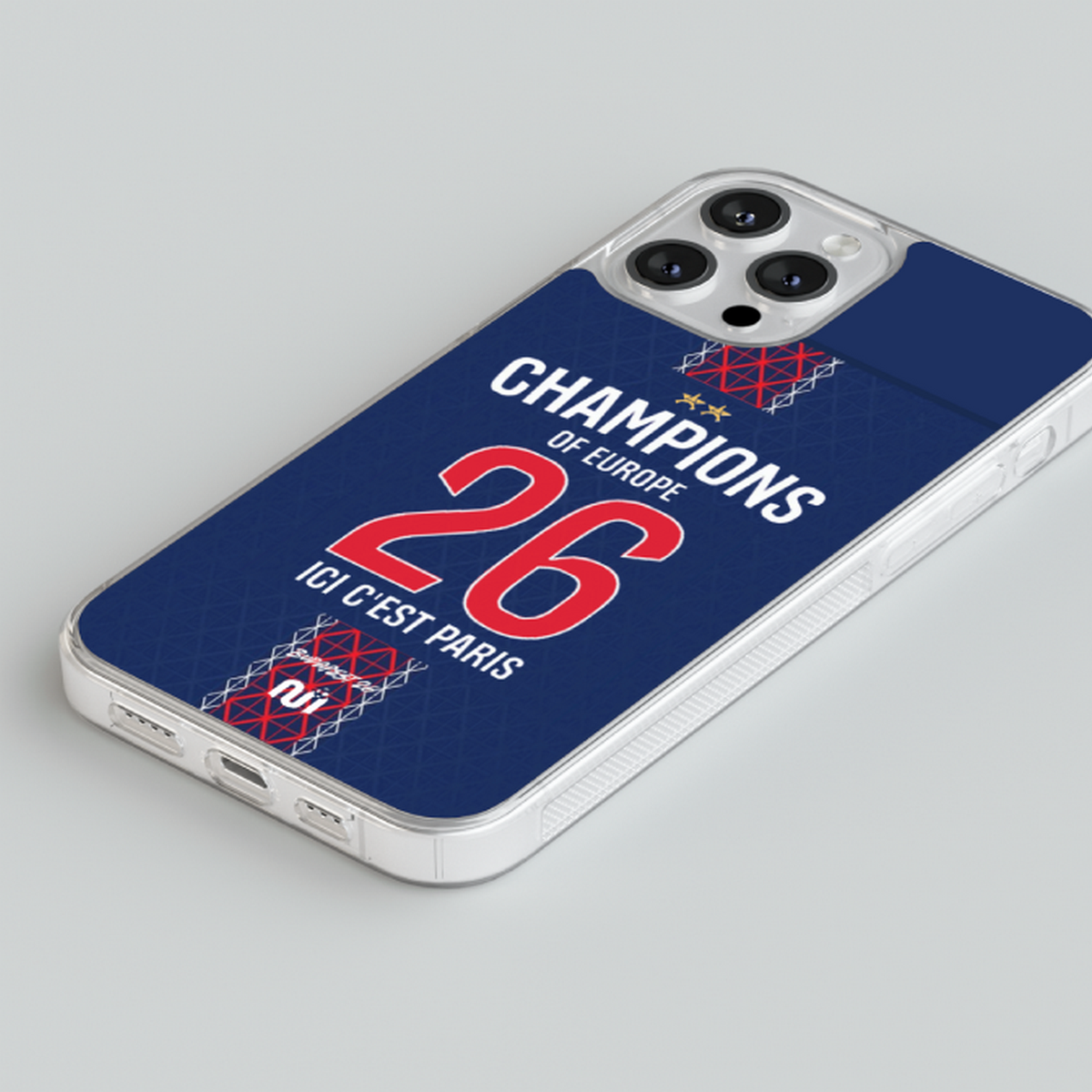 Coque Paris Champions d’Europe 2026 domicile sur un téléphone, vue de dos en perspective avec numéro 26 rouge