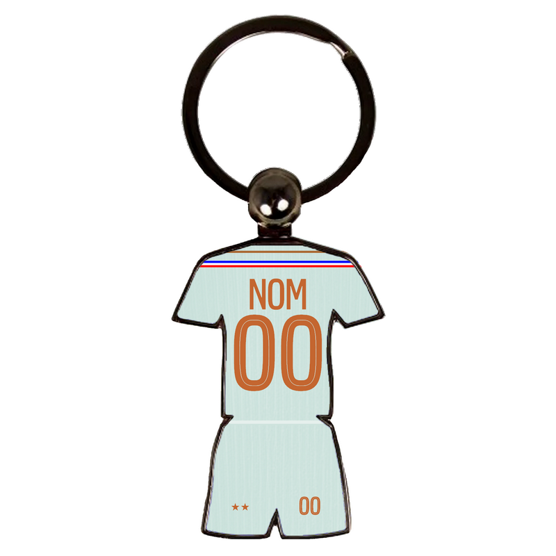 Porte-clés personnalisé en forme de maillot de foot blanc "Away" avec deux étoiles dorées, nom et numéro personnalisés pour la Coupe du Monde 2026.