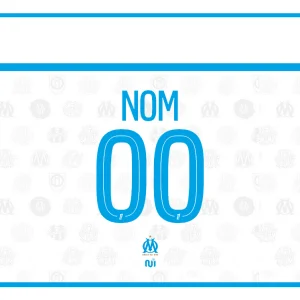 Plaque décorative de rue personnalisable aux couleurs de l'Olympique de Marseille, combinant un fond blanc et bleu azur avec un emplacement pour le nom et le numéro d'un joueur ou d'un supporter, ornée du logo de l'OM.